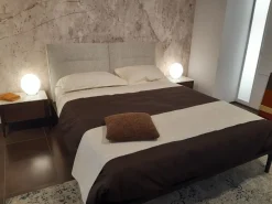 Letto design con piedini Kensington Conte a prezzo scontato