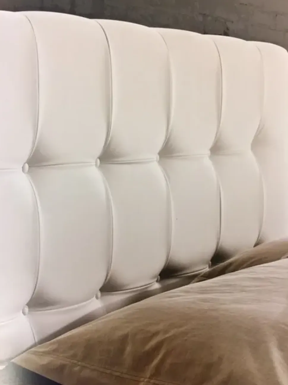 Letto imbottito con contenitore Domino - matrimoniale Artigianale a prezzo ribassato