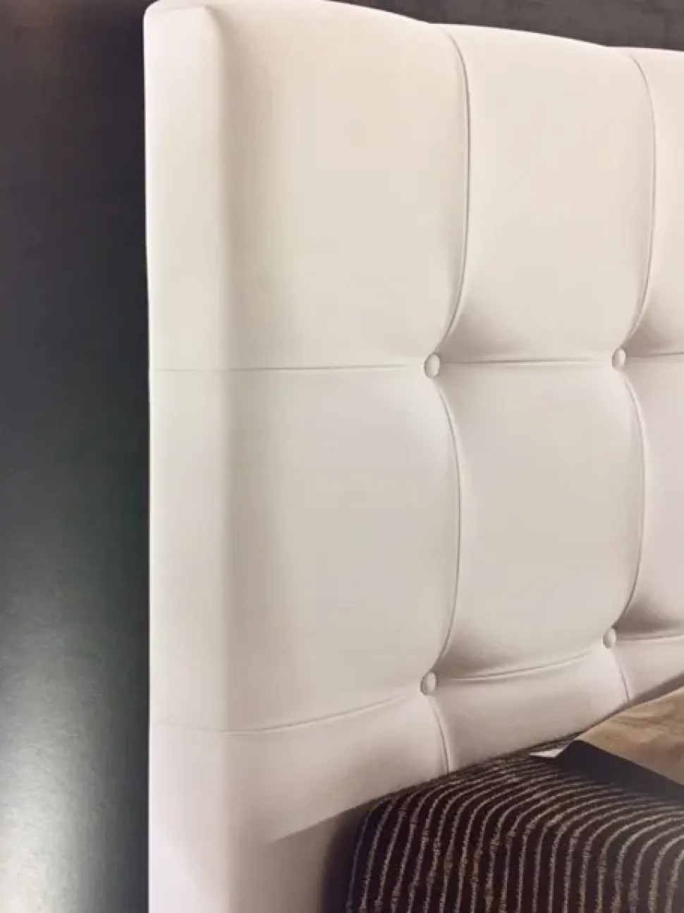 Letto imbottito con contenitore Domino - matrimoniale Artigianale a prezzo ribassato