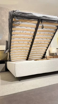 Letto imbottito con contenitore Infinito Twils a prezzo ribassato