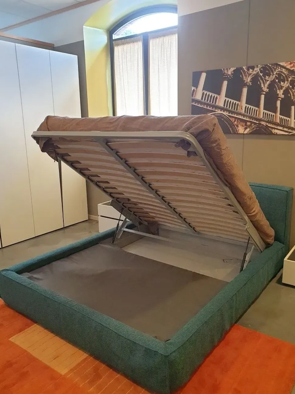 Letto imbottito con contenitore Zoom Excò a prezzo ribassato