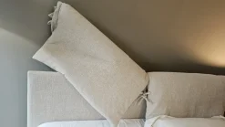 Letto imbottito con contenitore Nuvola Divanidea a prezzo scontato