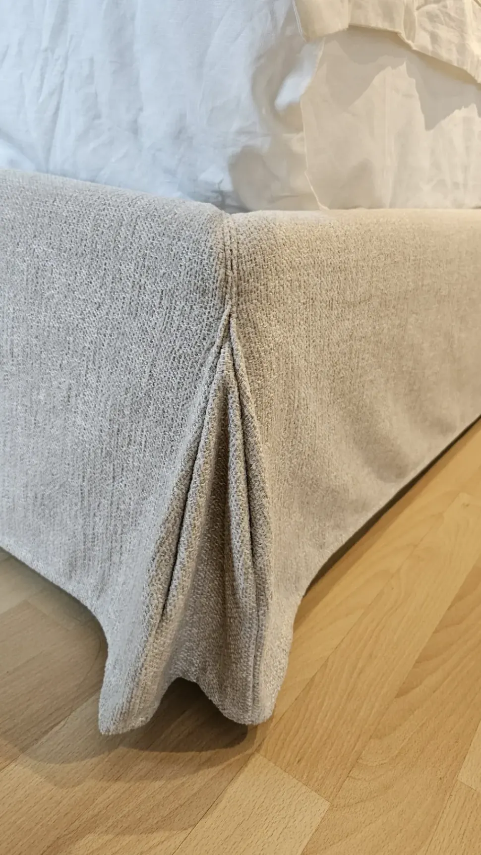 Letto imbottito con contenitore Nuvola Divanidea a prezzo scontato