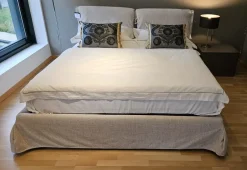 Letto imbottito con contenitore Nuvola Divanidea a prezzo scontato