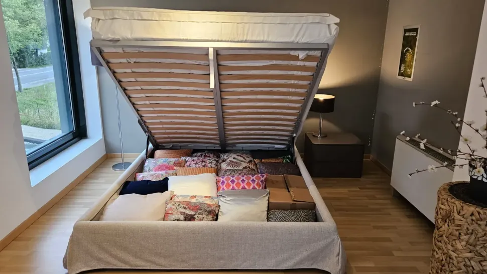 Letto imbottito con contenitore Nuvola Divanidea a prezzo scontato