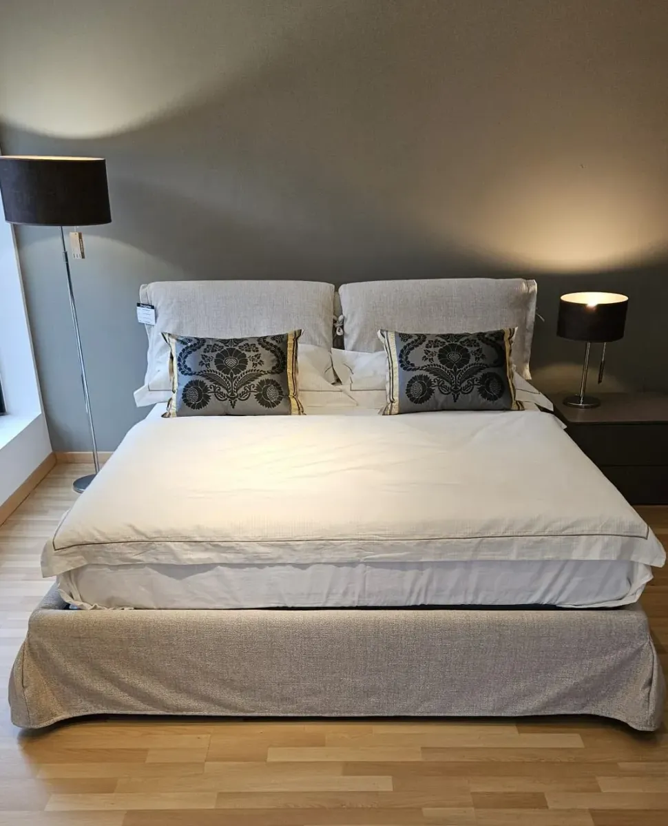 Letto imbottito con contenitore Nuvola Divanidea a prezzo scontato