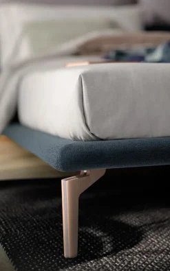 Letto imbottito con gambe Thaiti Novaluna a prezzo scontato