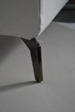 Letto imbottito con gambe Pegaso Salvetti a prezzo ribassato