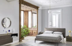 Letto imbottito con gambe Gaston  Sangiacomo a prezzo scontato