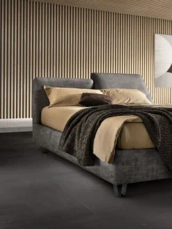 Letto imbottito con giroletto Form compatto Samoa a prezzo scontato