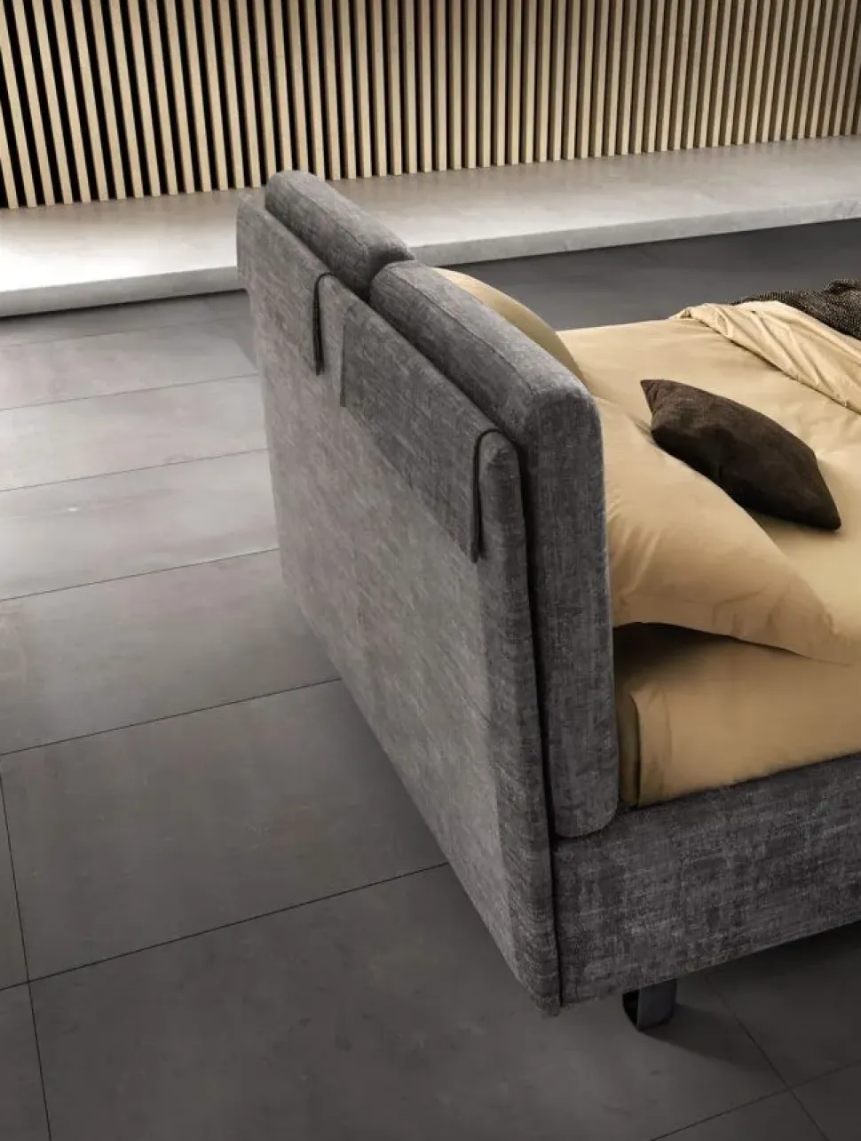 Letto imbottito con giroletto Form compatto Samoa a prezzo scontato