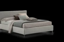 Letto imbottito con giroletto Letto sander V&nice a prezzo scontato