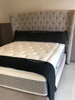 Letto imbottito con giroletto Letto testata alta capitonè sottocosto Artigianale a prezzo scontato