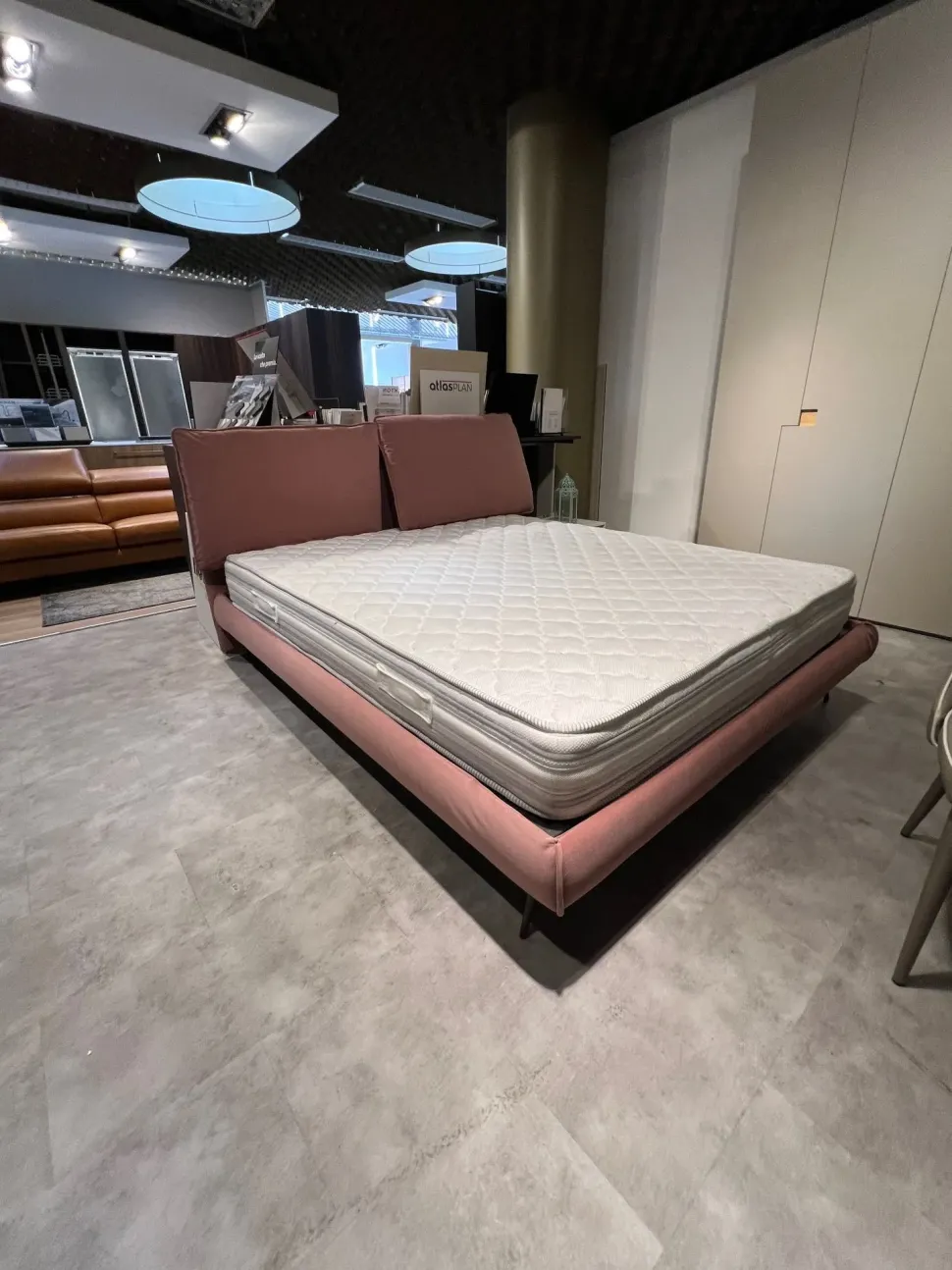 Letto imbottito con giroletto Filicudi Altrenotti a prezzo scontato