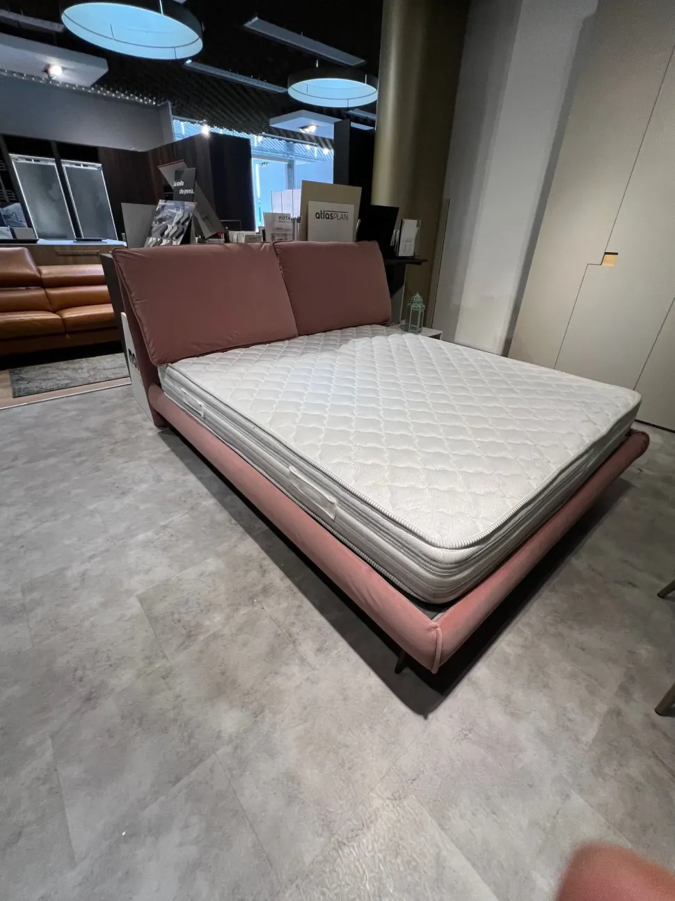 Letto imbottito con giroletto Filicudi Altrenotti a prezzo scontato