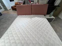 Letto imbottito con giroletto Filicudi Altrenotti a prezzo scontato