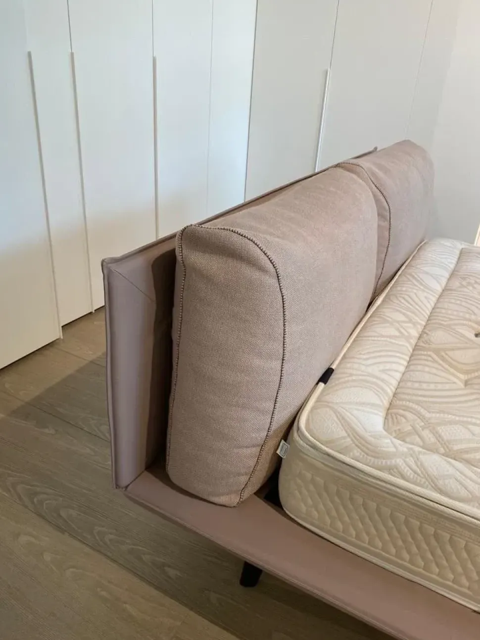 Letto imbottito con giroletto Letto "momo" Rima salotti a prezzo scontato