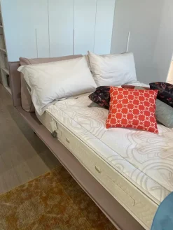 Letto imbottito con giroletto Letto "momo" Rima salotti a prezzo scontato