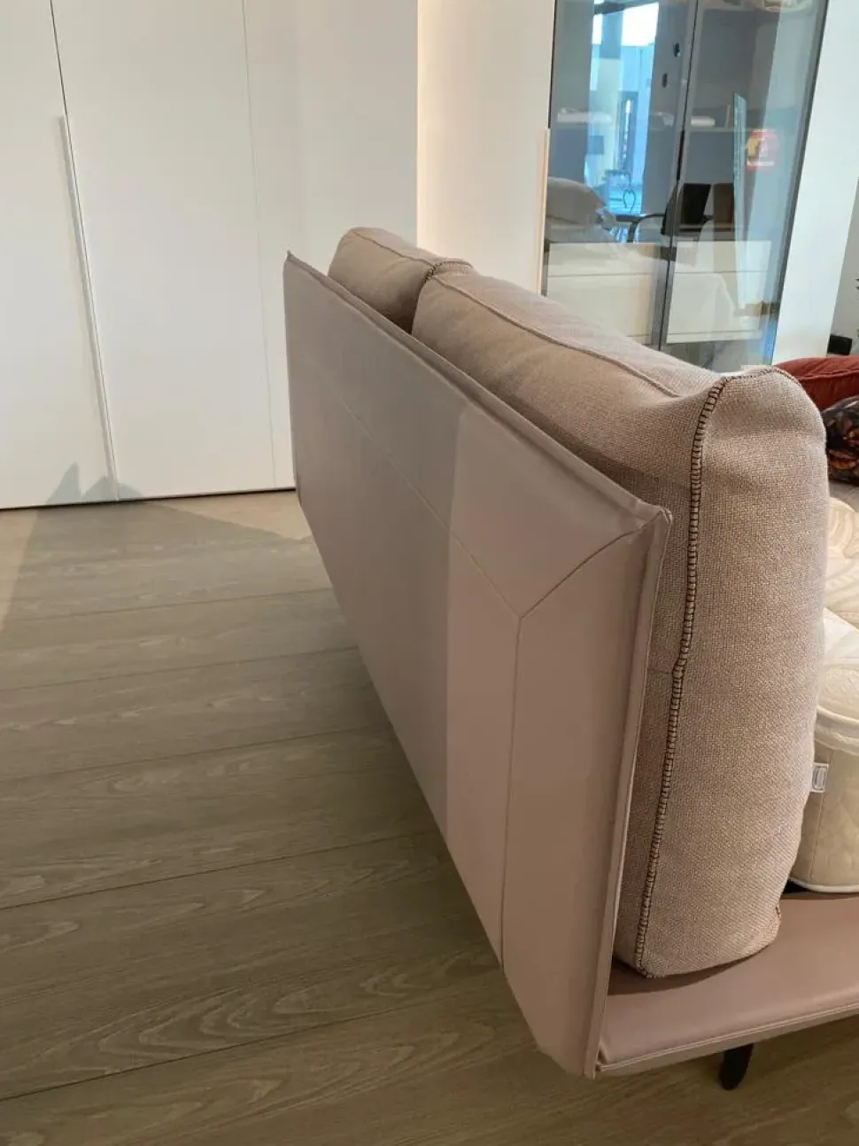 Letto imbottito con giroletto Letto "momo" Rima salotti a prezzo scontato