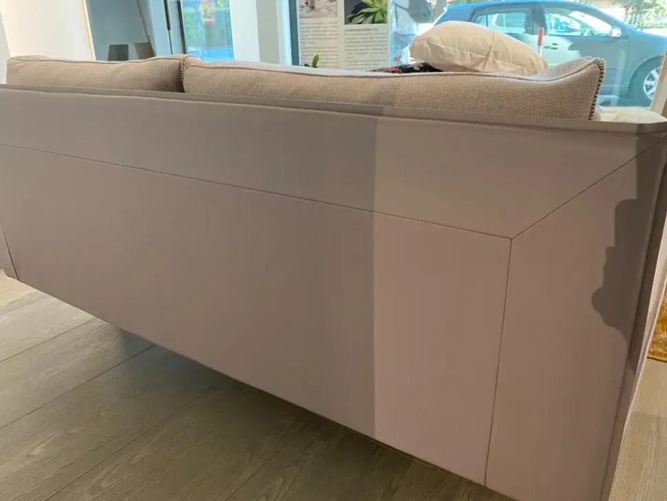 Letto imbottito con giroletto Letto "momo" Rima salotti a prezzo scontato