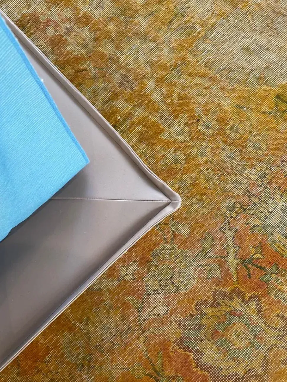 Letto imbottito con giroletto Letto "momo" Rima salotti a prezzo scontato