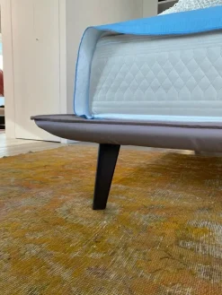 Letto imbottito con giroletto Letto