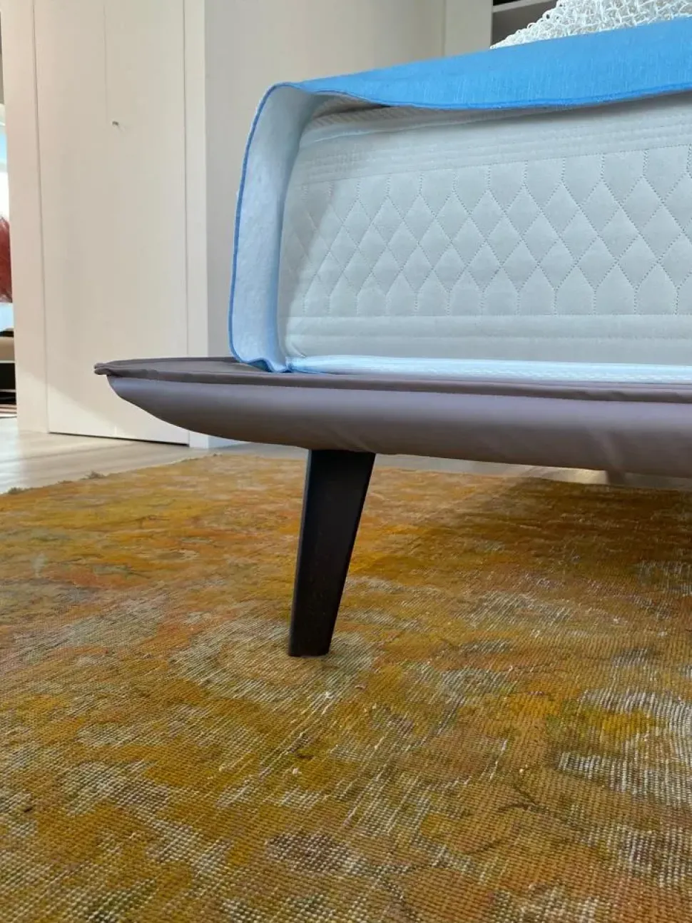 Letto imbottito con giroletto Letto "momo" Rima salotti a prezzo scontato