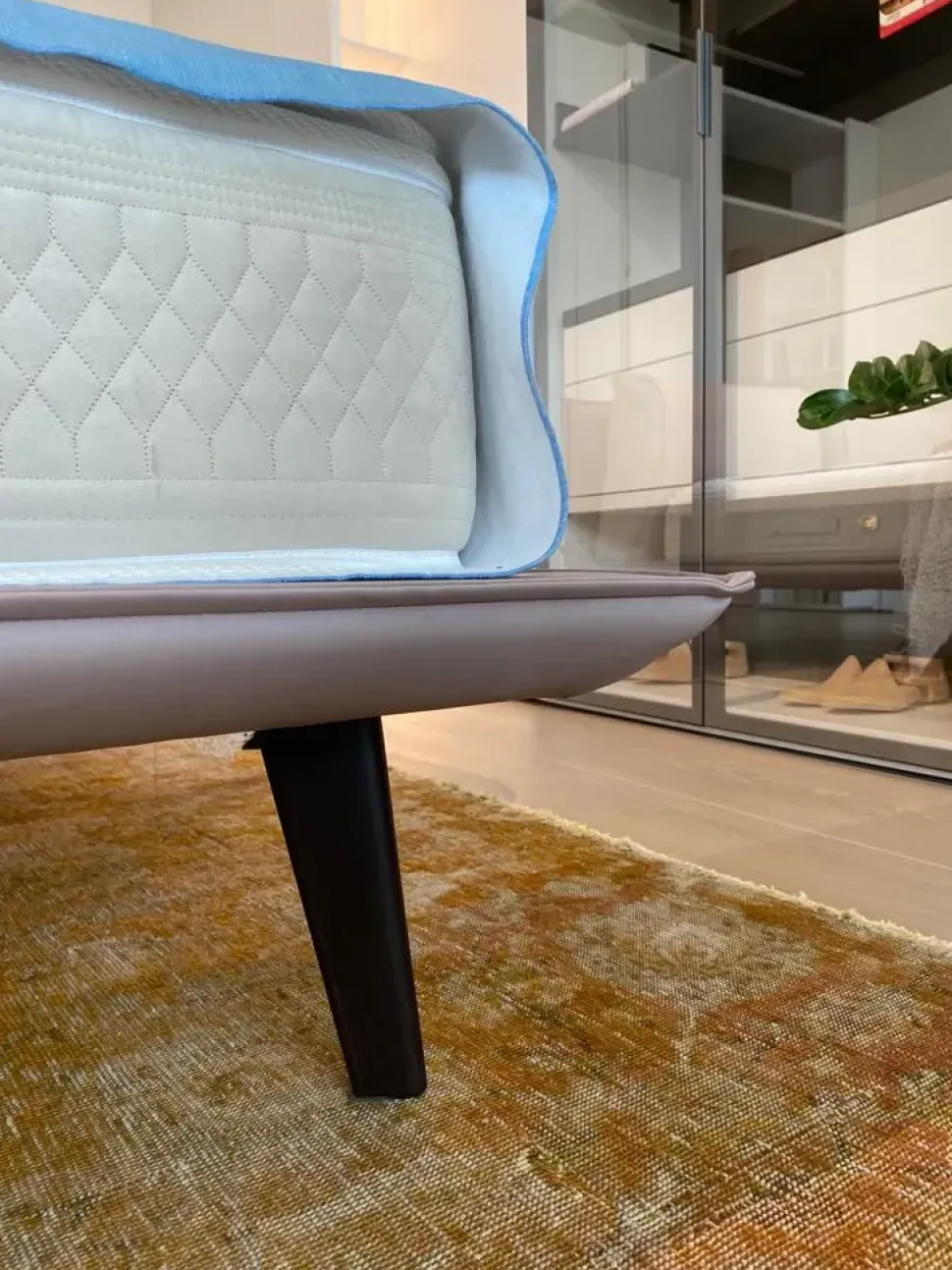 Letto imbottito con giroletto Letto "momo" Rima salotti a prezzo scontato