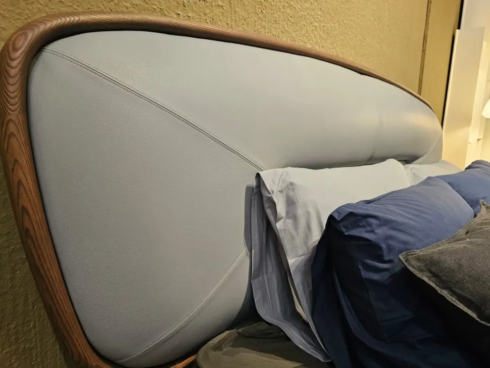 Letto imbottito con giroletto Romance Ozzio a prezzo ribassato