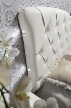 Letto imbottito con giroletto Letto cristallo Artigianale a prezzo ribassato