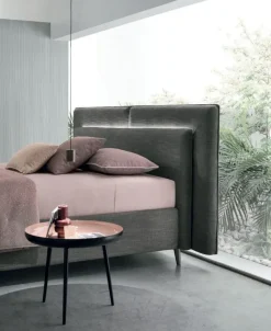 Letto imbottito con giroletto Monroe V&nice a prezzo ribassato