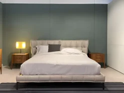 Letto imbottito con piedini Husk B&b italia a prezzo scontato