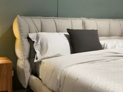 Letto imbottito con piedini Husk B&b italia a prezzo scontato