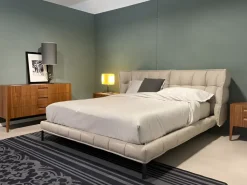 Letto imbottito con piedini Husk B&b italia a prezzo scontato