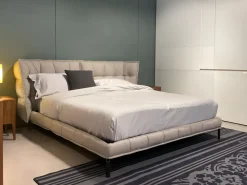 Letto imbottito con piedini Husk B&b italia a prezzo scontato