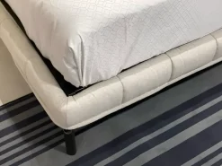 Letto imbottito con piedini Husk B&b italia a prezzo scontato