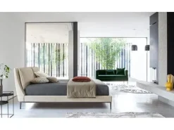 Letto imbottito con piedini Attico Twils a prezzo scontato