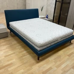 Letto imbottito con piedini Metro Le comfort a prezzo scontato