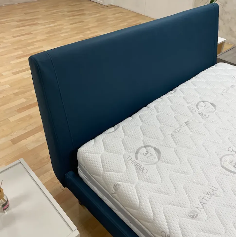 Letto imbottito con piedini Metro Le comfort a prezzo scontato