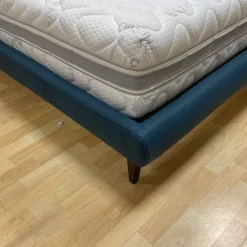 Letto imbottito con piedini Metro Le comfort a prezzo scontato