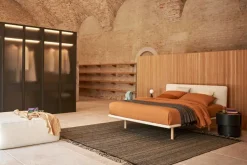 Letto imbottito con piedini Filo Pianca a prezzo ribassato