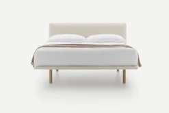 Letto imbottito con piedini Filo Pianca a prezzo ribassato