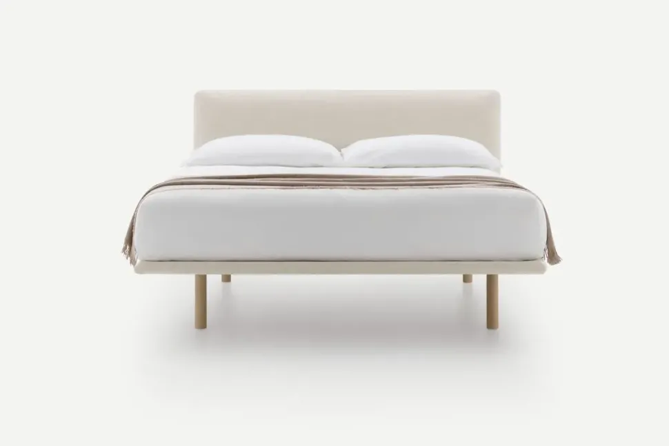 Letto imbottito con piedini Filo Pianca a prezzo ribassato