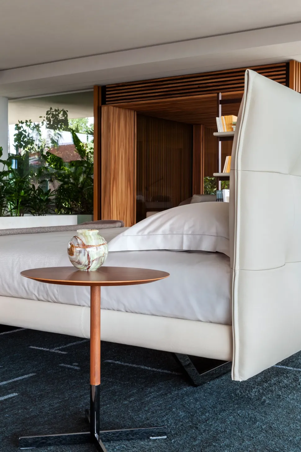 Letto imbottito con piedini Aurora tre Poltrona frau a prezzo ribassato