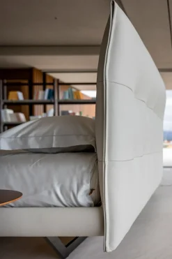 Letto imbottito con piedini Aurora tre Poltrona frau a prezzo ribassato