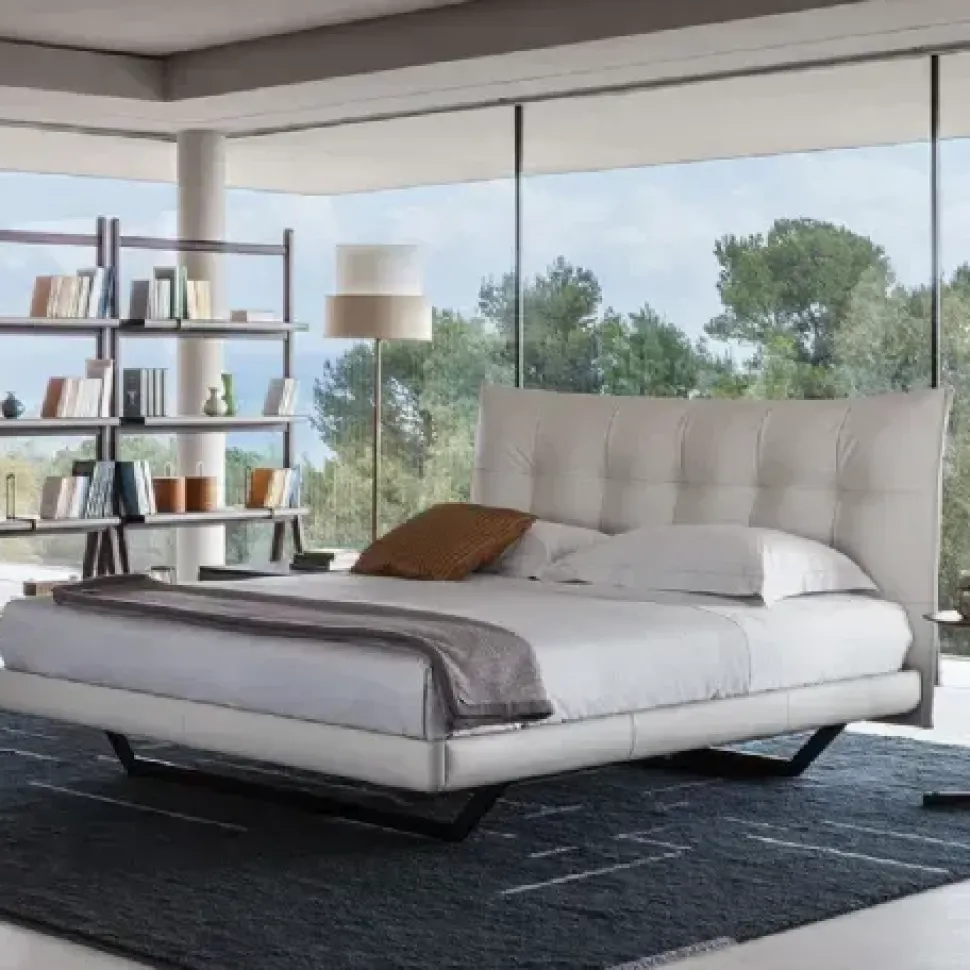 Letto imbottito con piedini Aurora tre Poltrona frau a prezzo ribassato