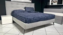 Letto imbottito con piedini Tuftè La casa moderna a prezzo scontato