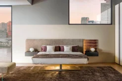 Letto imbottito con piedini Steel free_bed Lago a prezzo scontato