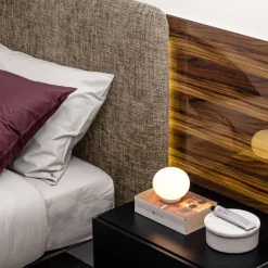 Letto imbottito con piedini Steel free_bed Lago a prezzo scontato