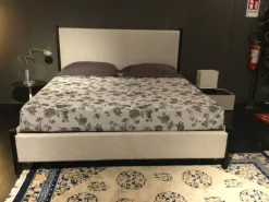 Letto imbottito con piedini Baia &tradition a prezzo ribassato
